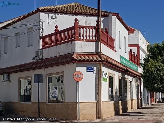  Local comercial en esquina y dos pisos en Fuente Palmera (Córdoba) - CORDOBA 