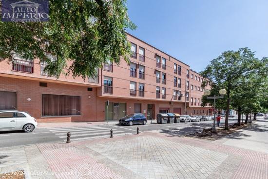 Magnífico local de 240 m2 en Camino Bajo de Huetor - GRANADA