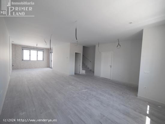 Oportunidad de compra, vivienda tipo chalet nuevo a estrenar, de 3 dorm, 3 baños, garaje y piscina.