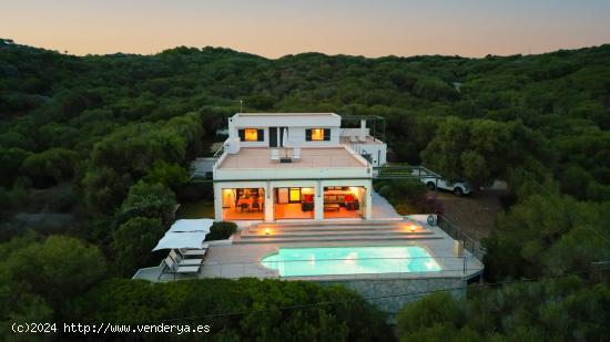 Casa singular de diseño con vistas al puerto de Mahon - BALEARES