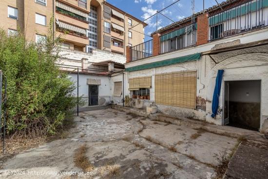 Casa con gran patio para reformar en Cardenal Parrado - GRANADA