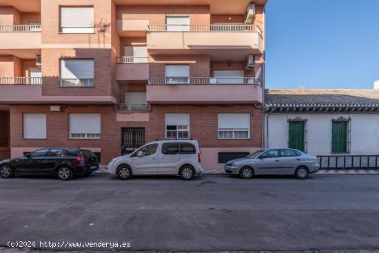 Piso céntrico en Albolote con 3 grandes habitaciones, 2 baños, terraza, cocina, despensa y lavader