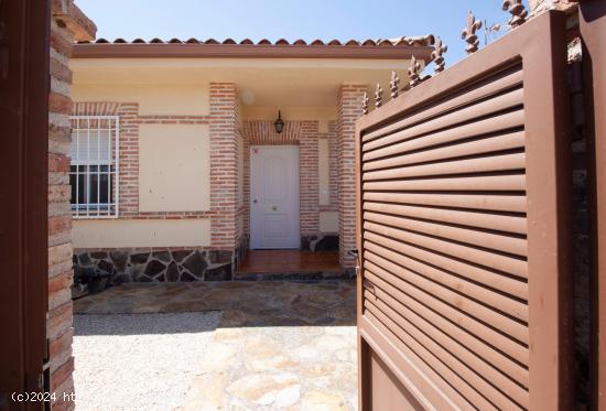 CHALET INDEPENDIENTE DE 3 HABITACIONES, 2 BAÑOS, JARDÍN Y PISCINA - TOLEDO