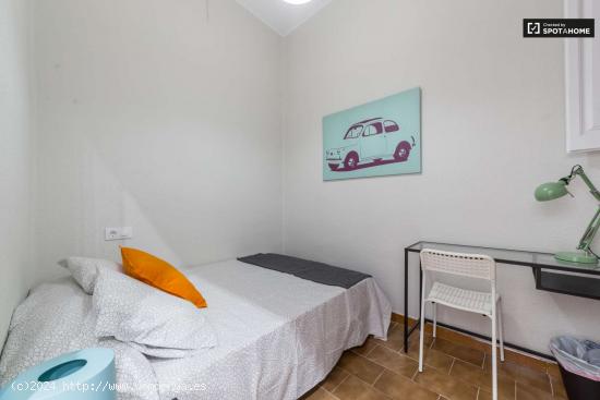 Habitación totalmente amueblada en un apartamento de 6 dormitorios, L'Eixample - VALENCIA