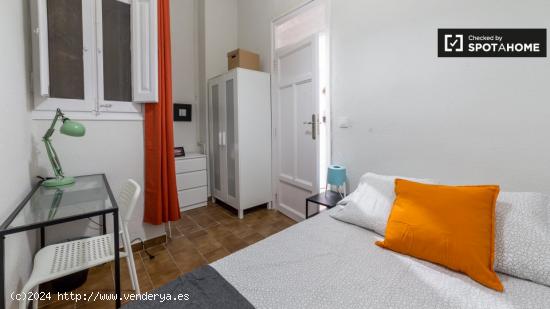 Habitación totalmente amueblada en un apartamento de 6 dormitorios, L'Eixample - VALENCIA