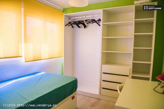  Habitación luminosa en apartamento de 3 dormitorios en Poblats Marítims - VALENCIA 