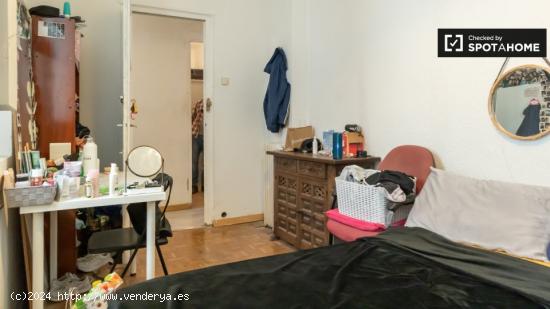 Habitaciones para alquilar en apartamento de 5 dormitorios en Madrid - MADRID