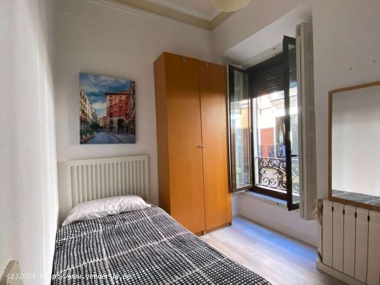 Apasionante habitación con llave independiente en piso de 7 habitaciones, Lavapiés - Mujeres - MAD