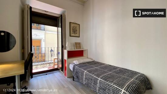 Apasionante habitación con llave independiente en piso de 7 habitaciones, Lavapiés- Mujeres - MADR