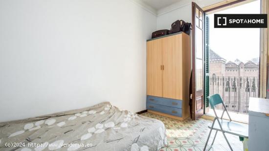 Habitación amueblada con armario independiente en el piso compartido, Eixample - BARCELONA