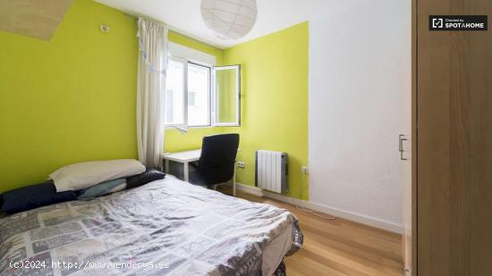  Cama doble en siete habitaciones coloridas para alquilar cerca de Alonso Martinez - MADRID 