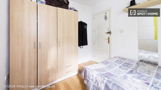 Cama doble en siete habitaciones coloridas para alquilar cerca de Alonso Martinez - MADRID