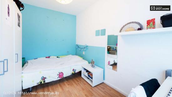 Cama doble en siete habitaciones coloridas para alquilar cerca de Alonso Martinez - MADRID