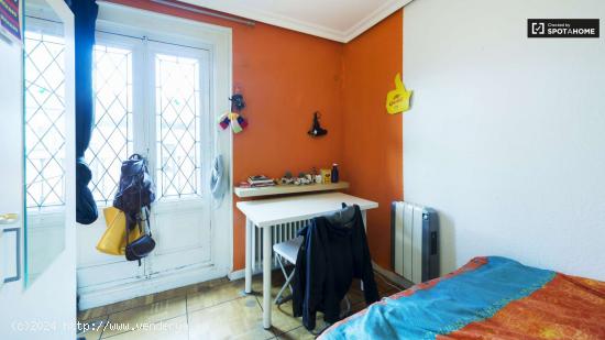 Cama doble en siete habitaciones coloridas para alquilar cerca de Alonso Martinez - MADRID