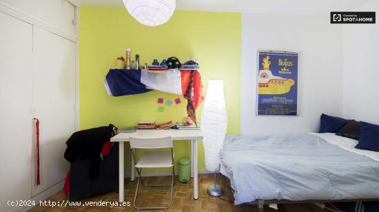 Cama doble en siete habitaciones coloridas para alquilar cerca de Alonso Martinez - MADRID