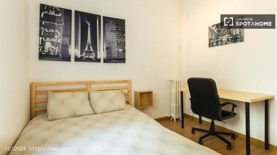 Relajante habitación con calefacción en piso compartido, Latina - MADRID