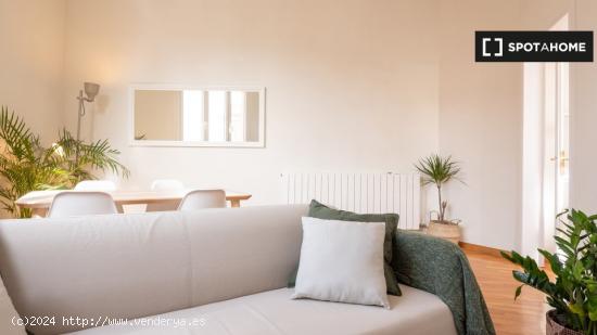 Se alquila habitación en piso de 6 habitaciones en Barcelona - BARCELONA