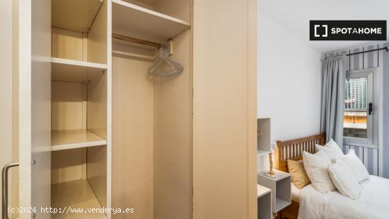 ¡Habitaciones en alquiler en un apartamento de 5 habitaciones en Barcelona! - BARCELONA