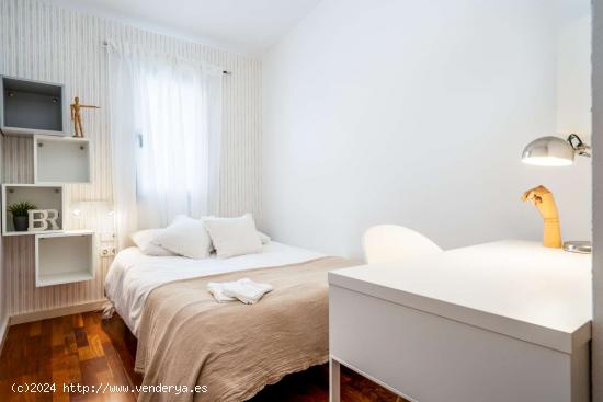 ¡Habitaciones en alquiler en un apartamento de 5 habitaciones en Barcelona! - BARCELONA