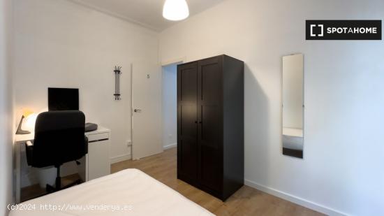 ¡Habitaciones en alquiler en un apartamento de 7 habitaciones en Barcelona! - BARCELONA