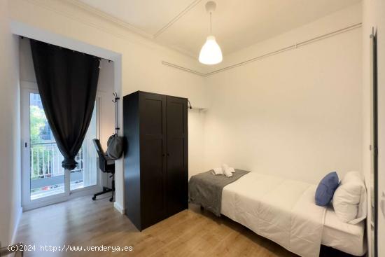 ¡Habitaciones en alquiler en un apartamento de 7 habitaciones en Barcelona! - BARCELONA