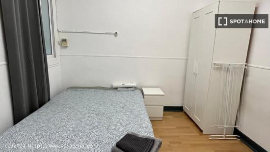 Habitación en piso compartido en barcelona. - BARCELONA