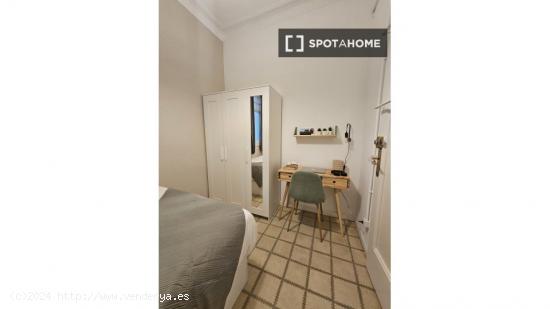 Se alquila habitación en piso de 5 habitaciones en Barrio Gótico - BARCELONA