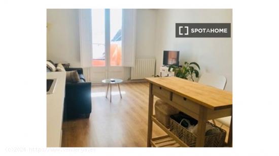 Habitación en piso compartido en barcelona. - BARCELONA