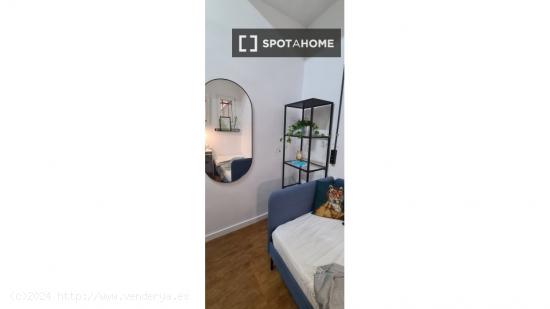 Se alquila habitación en apartamento de 3 dormitorios en Barcelona - BARCELONA