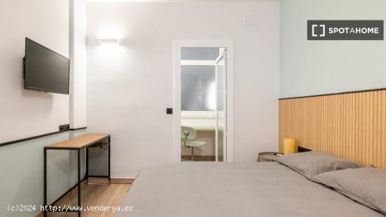 Se alquila habitación en piso de 5 habitaciones en Barcelona - BARCELONA