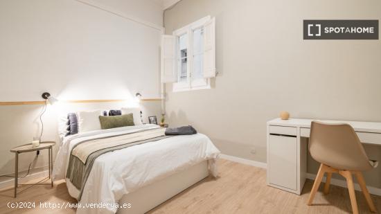 Alquiler de habitaciones en apartamento de 7 dormitorios en Barcelona - BARCELONA