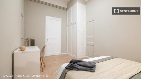 Alquiler de habitaciones en apartamento de 7 dormitorios en Barcelona - BARCELONA