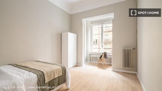 Alquiler de habitaciones en apartamento de 7 dormitorios en Barcelona - BARCELONA