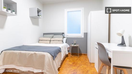 Se alquila habitación en piso de 5 habitaciones en Barcelona - BARCELONA