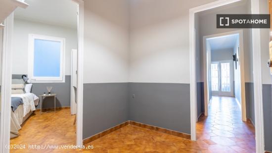 Se alquila habitación en piso de 5 habitaciones en Barcelona - BARCELONA