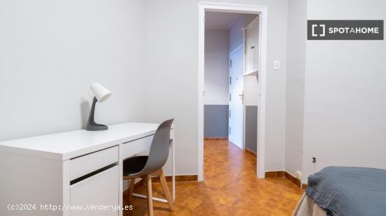 Se alquila habitación en piso de 5 habitaciones en Barcelona - BARCELONA