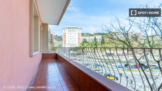 Se alquila habitación en piso de 5 habitaciones en Barcelona - BARCELONA