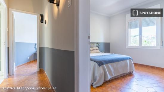 Se alquila habitación en piso de 5 habitaciones en Barcelona - BARCELONA