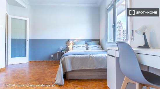 Se alquila habitación en piso de 5 habitaciones en Barcelona - BARCELONA