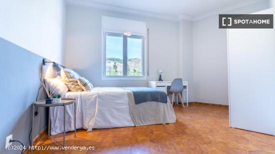 Se alquila habitación en piso de 5 habitaciones en Barcelona - BARCELONA