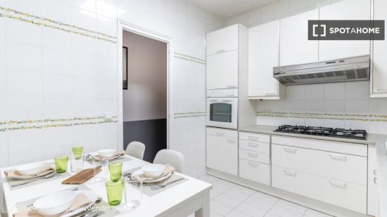 Se alquila habitación en piso de 5 habitaciones en Barcelona - BARCELONA