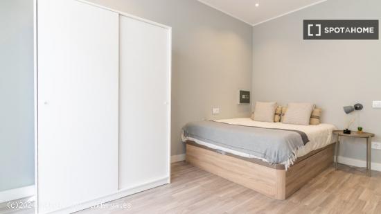 Habitaciones en apartamento de 5 dormitorios en Barcelona - BARCELONA