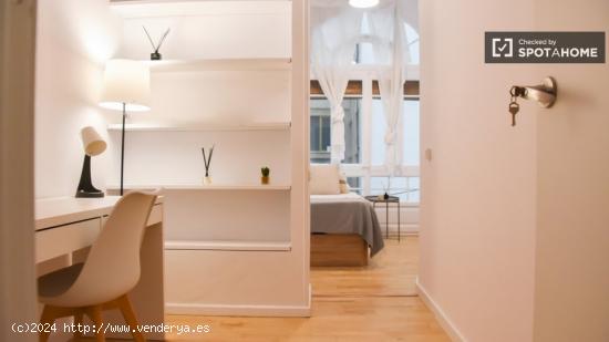 Habitaciones para alquilar en apartamento de 4 dormitorios en Barcelona - BARCELONA