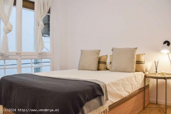 Habitaciones para alquilar en apartamento de 4 dormitorios en Barcelona - BARCELONA