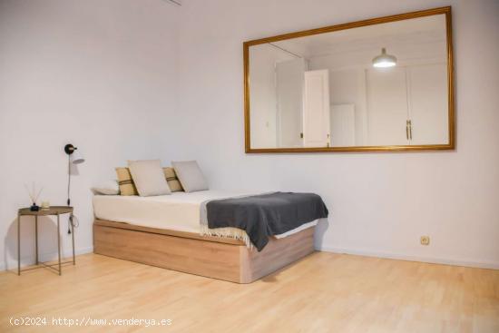 Habitaciones para alquilar en apartamento de 4 dormitorios en Barcelona - BARCELONA