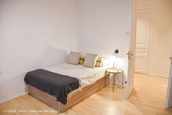 Habitaciones para alquilar en apartamento de 4 dormitorios en Barcelona - BARCELONA