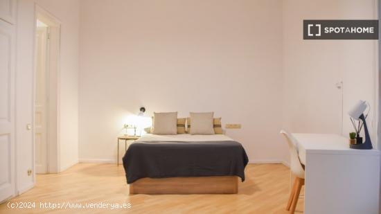 Habitaciones para alquilar en apartamento de 4 dormitorios en Barcelona - BARCELONA