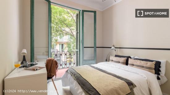 Se alquila habitación en piso de 7 habitaciones en Barcelona - BARCELONA