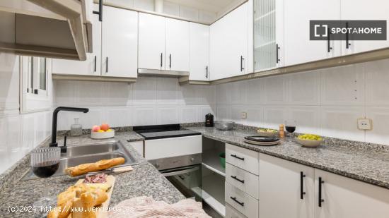 Se alquila habitación en piso de 7 habitaciones en Barcelona - BARCELONA