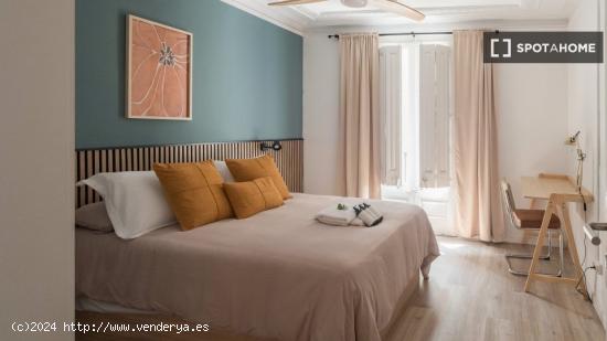 Se alquila habitación en piso de 5 dormitorios en Valencia - BARCELONA